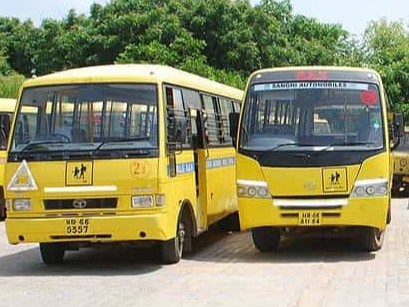 नारनौल के एमएलएस डीएवी स्कूल परिसर में खड़ी स्कूल बसें। - Dainik Bhaskar