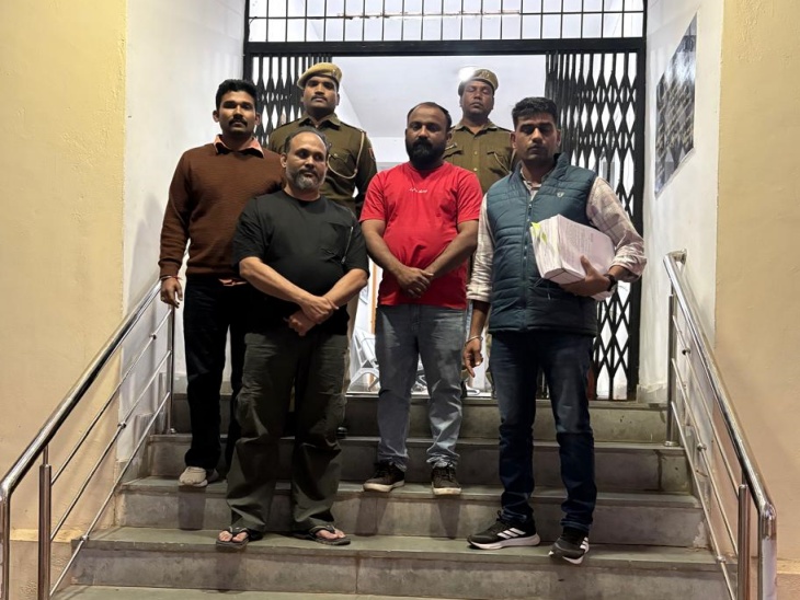 विक्रम भट्ट यांचे सह-निर्माते मेहबूब अन्सारी (काळा टी-शर्ट) आणि विक्रेता संदीप विश्वनाथ (लाल टी-शर्ट) त्रिभुवन यांना २३ नोव्हेंबरपर्यंत कोठडी सुनावण्यात आली आहे.