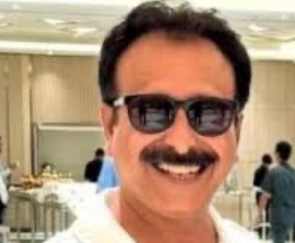 पीडित डॉक्टर आणि विक्रम भट्ट यांच्यात करार करणाऱ्या उदयपूर येथील दिनेश कटारियाचा पोलीस शोध घेत आहेत.