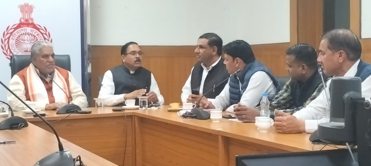 सोनीपत डीसी कार्यालय में मीटिंग के दौरान पंचायत मंत्री कृष्ण लाल पवार, रोडवेज अधिकारी, सांझा मोर्चा प्रतिनिधि व अन्य कर्मचारी