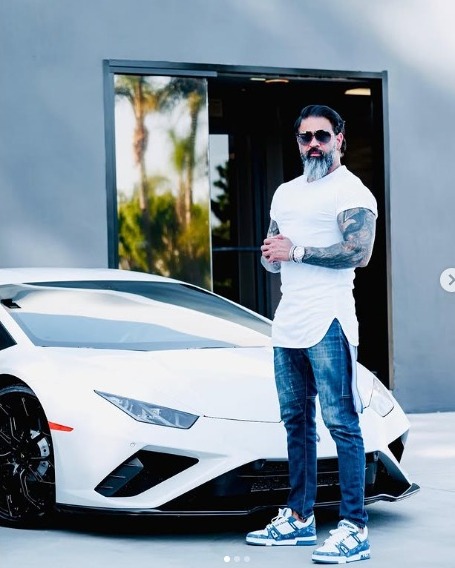 कुणाल मेहता ने फरारी की ही अलग-अलग रंगों में कई गाड़ियां खरीदी हुई हैं।