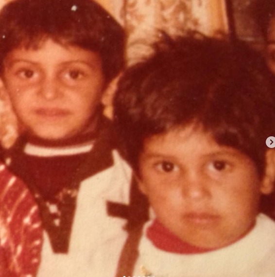 कुणाल मेहता और उसके भाई की बचपन की तस्वीर।