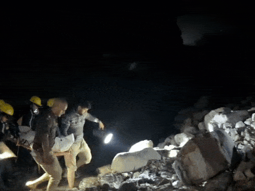 अल्मोड़ा के 3 टीचरों की मौत, खाई में गिरी कार:  SDRF ने अंधेरे में एक शिक्षक को बचाया, हल्द्वानी शादी में शामिल होने जा रहे थे चारों – Almora News