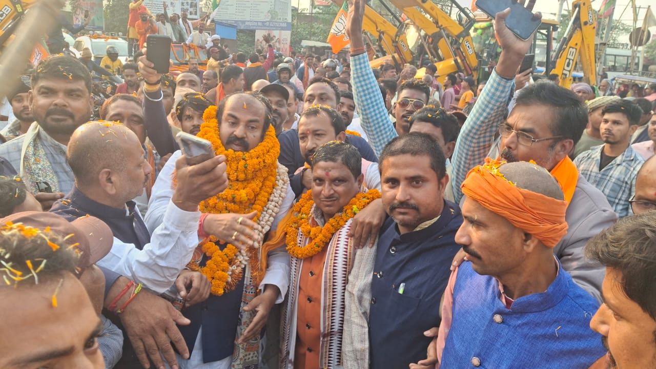 मंत्री का स्वागत करते हुए