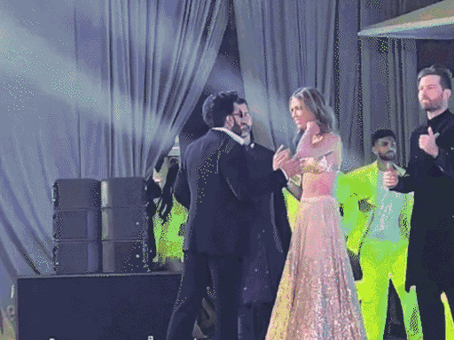 রকি অর রানি কি প্রেম কাহানি সিনেমার ঝুমকা গানে জুনিয়র ট্রাম্পের বান্ধবীকে নাচিয়েছেন রণবীর সিং।