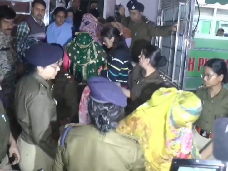 स्पा सेंटर से पुलिस पकड़ी गई युवतियों को बाहर लाते हुए। - Dainik Bhaskar