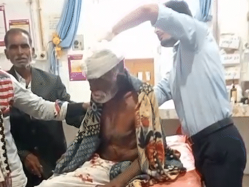 राजसमंद के सरकारी अस्पताल में डॉक्टर ने इमरजेंसी में उनका इलाज किया और उदयपुर रेफर कर दिया।