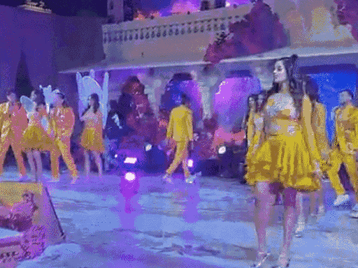 কৃতি স্যাননের নাচের পারফরম্যান্সও রাজকীয় বিবাহের অতিথিদের নাচতে বাধ্য করেছিল।