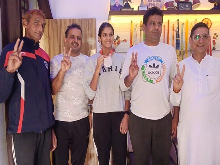 घर पहुंची बॉक्सर जैस्मिन अपने पिता व कोच के साथ