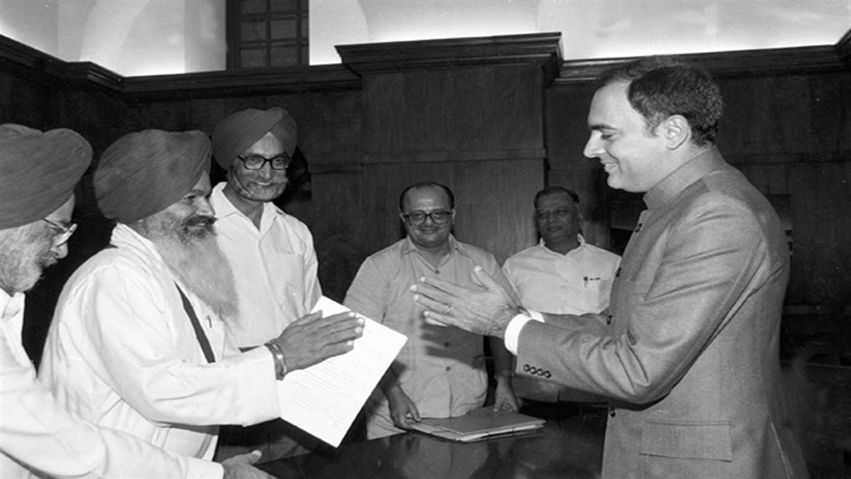 Former Prime Minister Rajiv Gandhi and Sant Harchand Singh Longowal during the agreement over Chandigarh's claim.