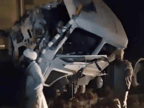 डिवाइडर पर चढ़े ट्रक का दृश्य।