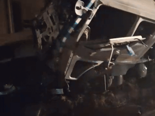 हादसे के बाद मौके पर मौजूद लोग।