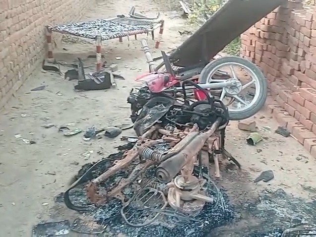 जलाई गई बाइक