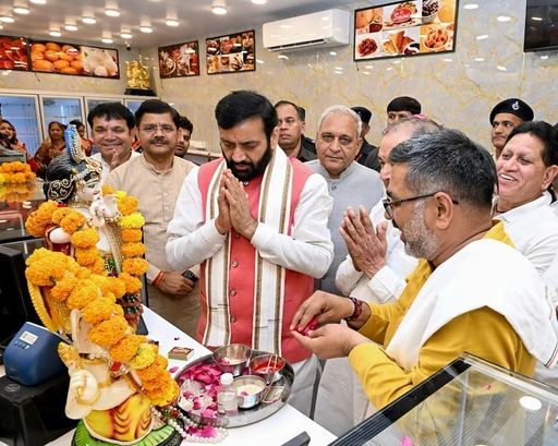 This photo is from April 5. Chief Minister Nayab Singh Saini had inaugurated the branch of New Saini Sweets Shop.
