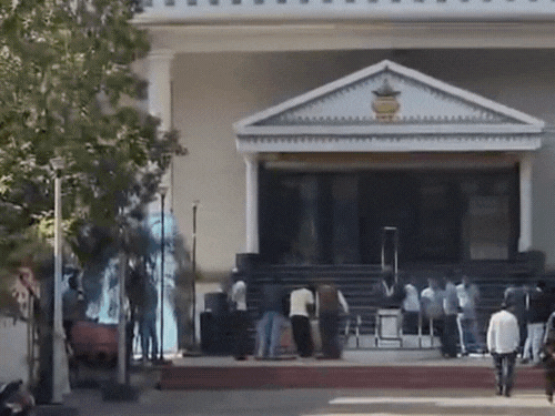 जामनगर के इसी हॉल में होनी थी शादी और अगले दिन CM का कार्यक्रम।