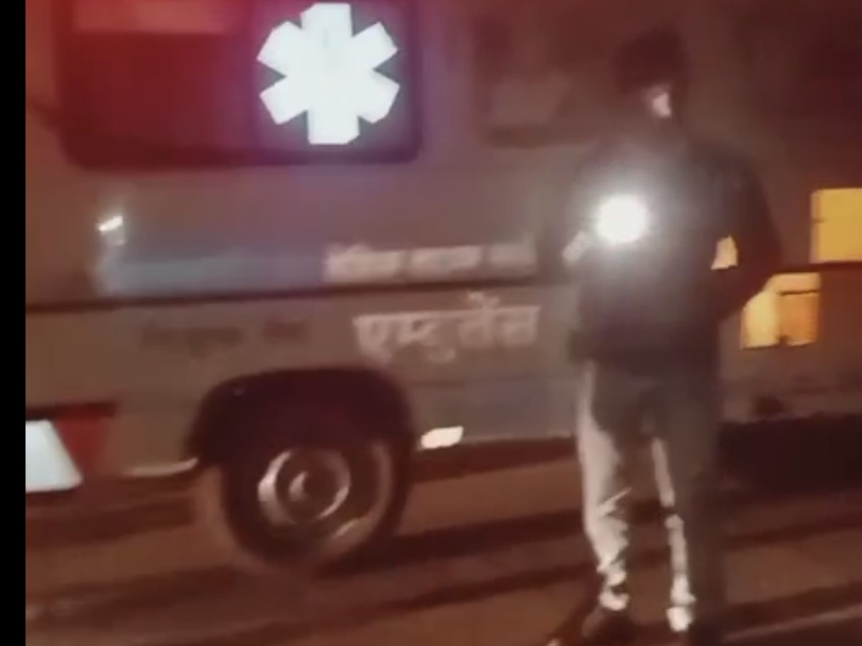 हादसे के बाद मौके पर एंबुलेंस पहुंची, घायलों को अस्पताल भेजा गया।