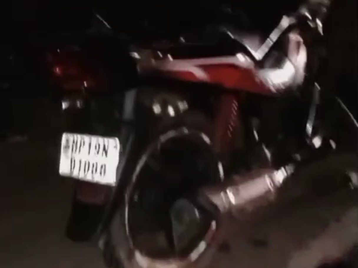 इसी बाइक पर दोनों युवक सवार थे। जिसे वाहन ने टक्कर मार दी।