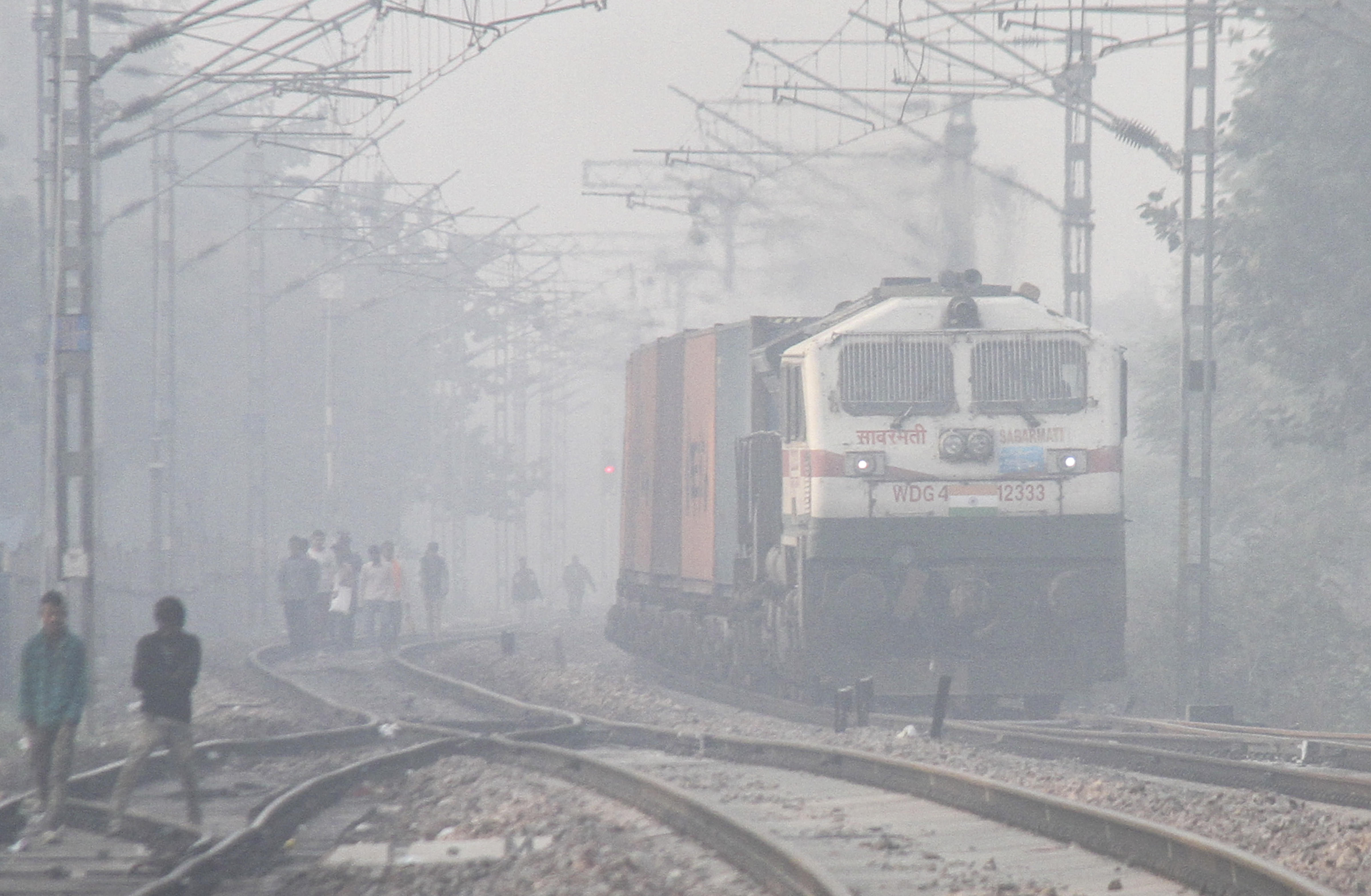हरियाणा के गुरुग्राम में शनिवार सुबह कोहरे के कारण विजिबिलिटी कम रही। धुंध के बीच ट्रेनें धीमी रफ्तार में चलीं।