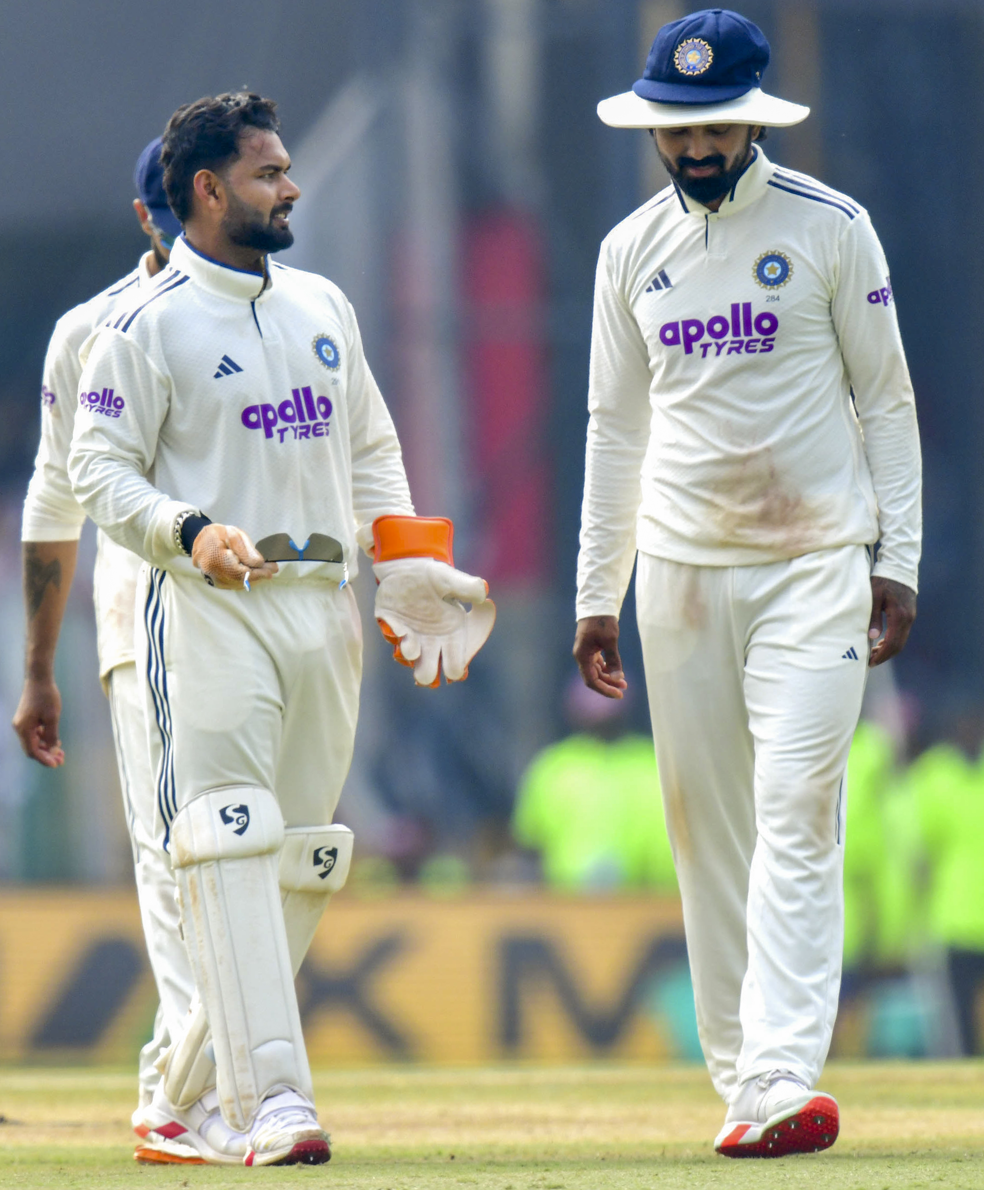 ऋषभ पंत केएल राहुल से बात करते हुए।