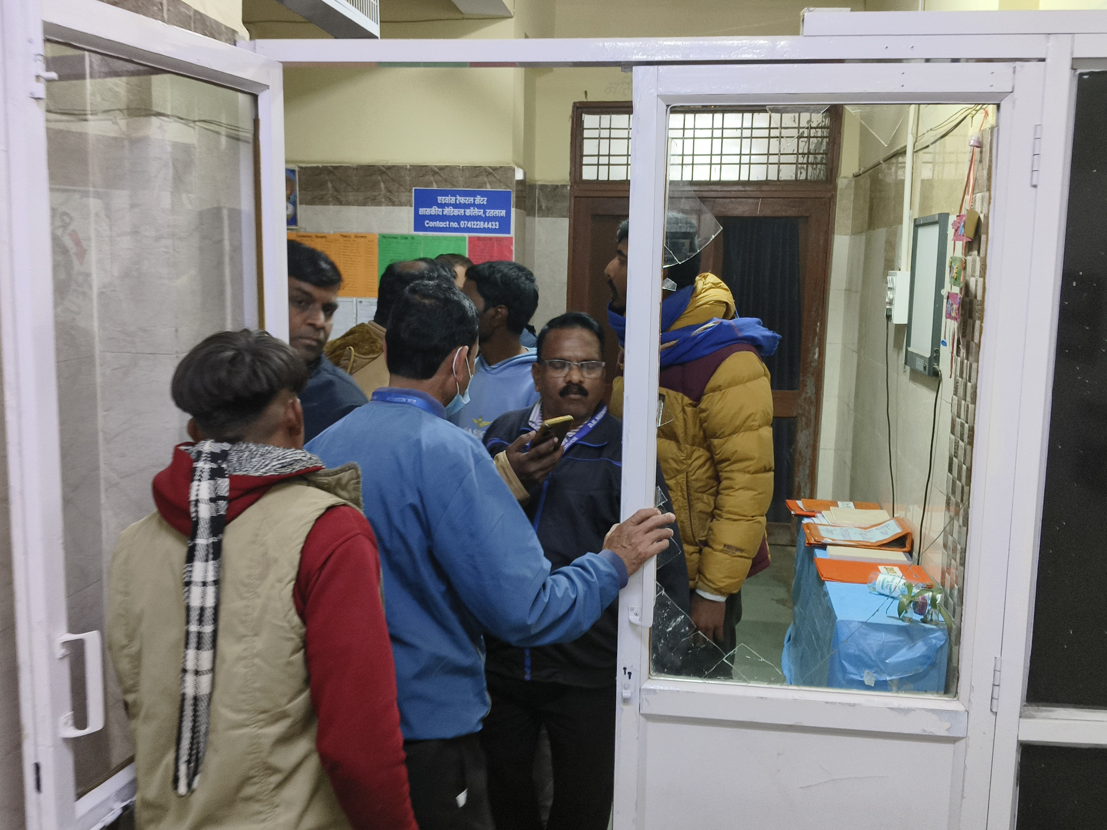 आक्रोशित परिजनों ने हंगामा करते हुए आईसीयू के बाहर गेट में तोड़फोड़ की।