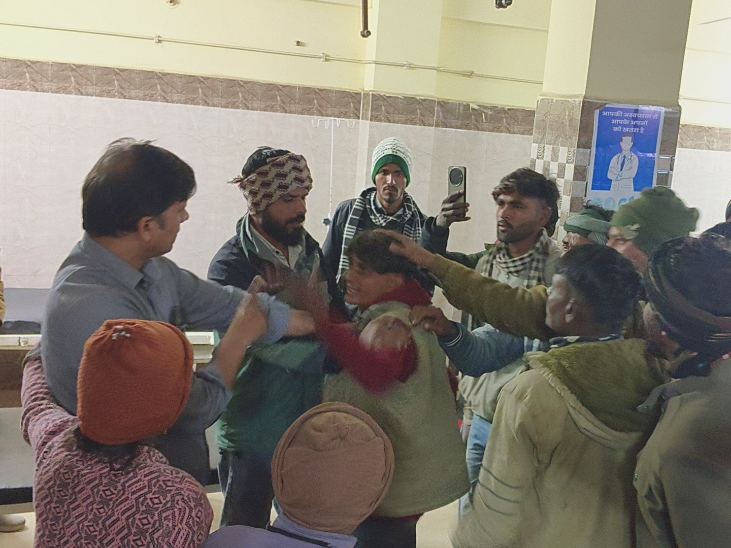 मृतक के परिजनों ने डॉक्टरों से झूमाझपटी की।