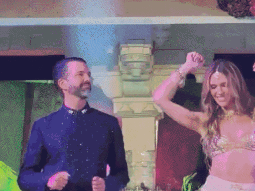 ডোনাল্ড ট্রাম্প জুনিয়র তার বান্ধবী বেটিনা অ্যান্ডারসনের সাথে অনেক বিখ্যাত বলিউড বিয়ের গানে নেচেছিলেন।