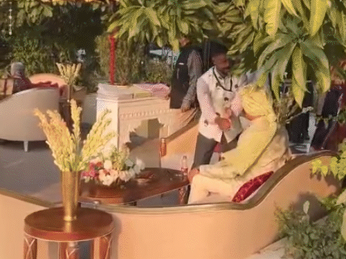 शाही बारात में शामिल होने से पहले देसी-विदेशी गेस्ट ने राजस्थानी परंपरानुसार साफा भी बंधवाया।