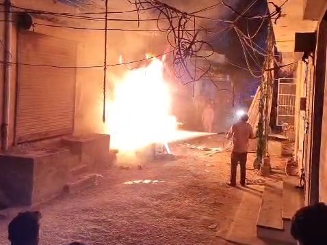फाजिल्का में स्वीट शॉप में लगी आग:  भट्टी में डीजल डाल रहा था कर्मचारी, हजारों का नुकसान, फायर ब्रिगेड ने पाया काबू – Fazilka News