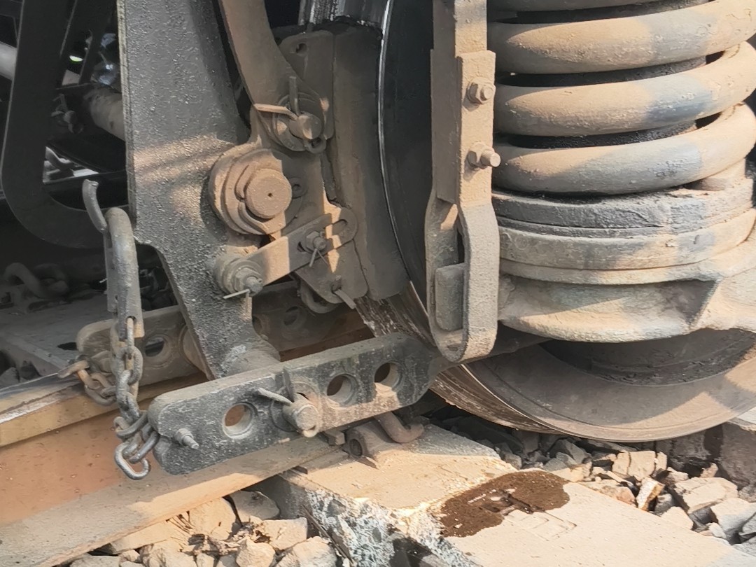 पटरी से उतरी वैगन को हटाने काम जारी है।