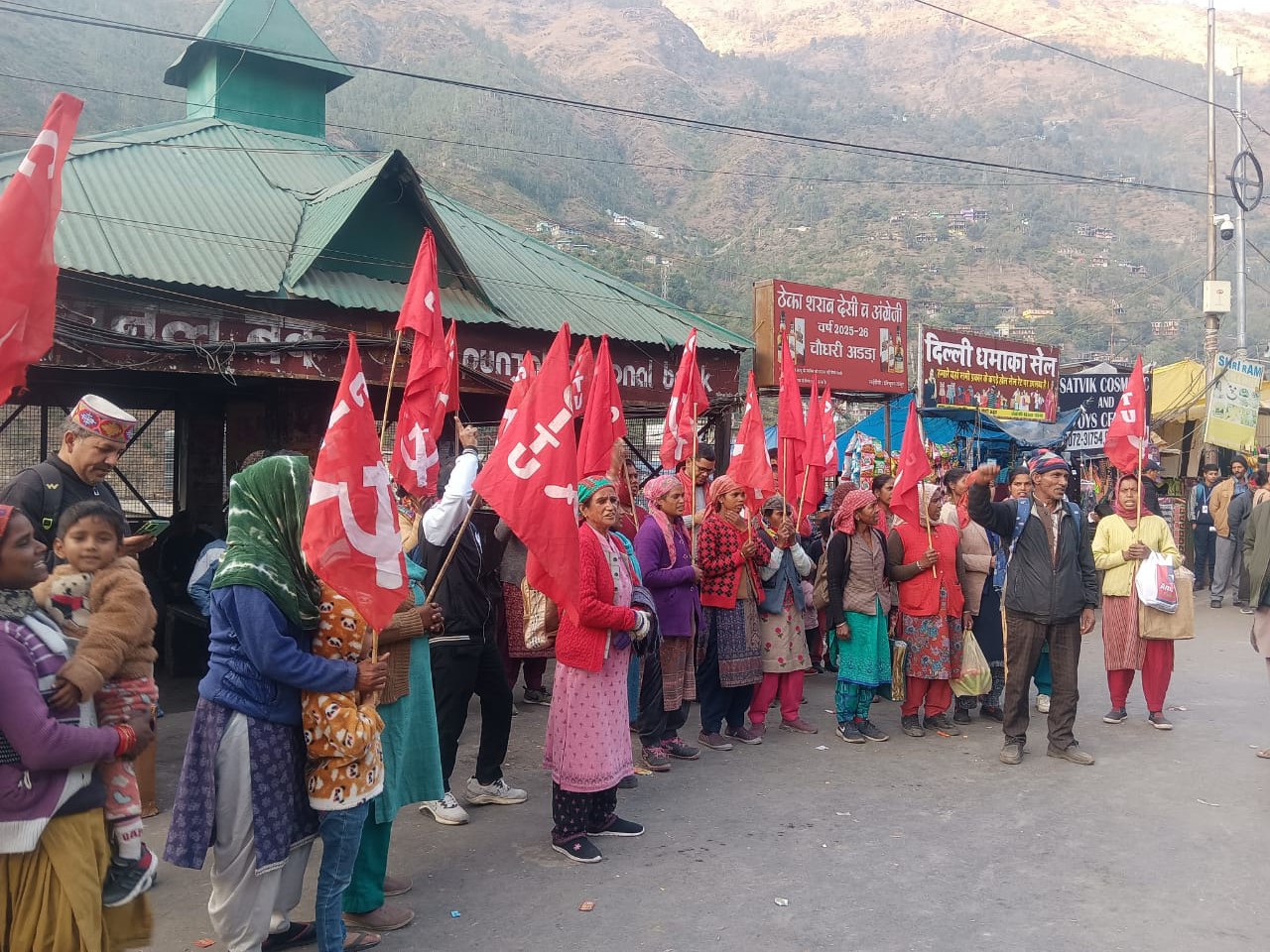 रामपुर के चौधरी अड्डा में केंद्र सरकार के लेबर विरोधी बिल की प्रतियां जलाते सीटू नेता।