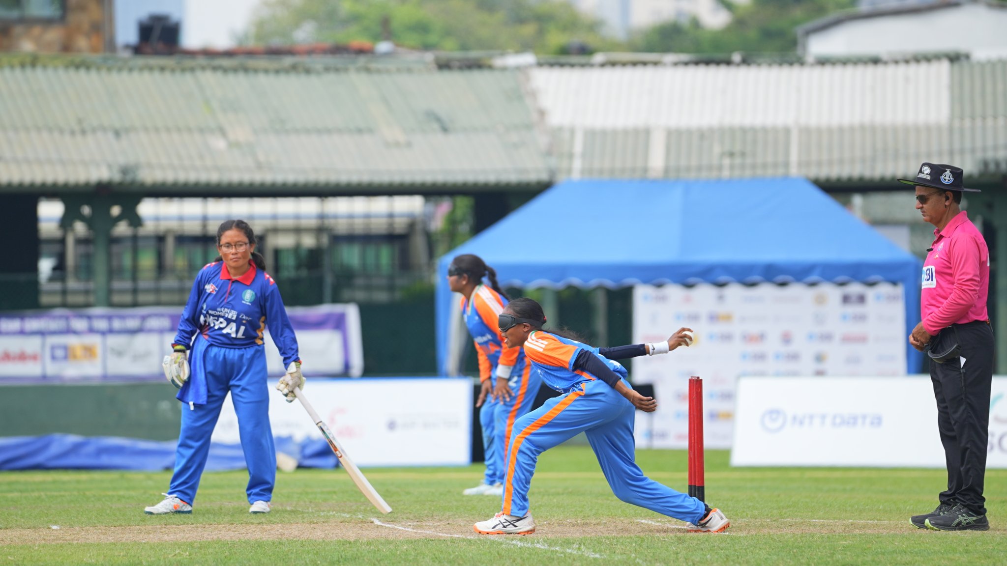 बॉलिंग के दौरान इंडिया की प्लेयर्स।