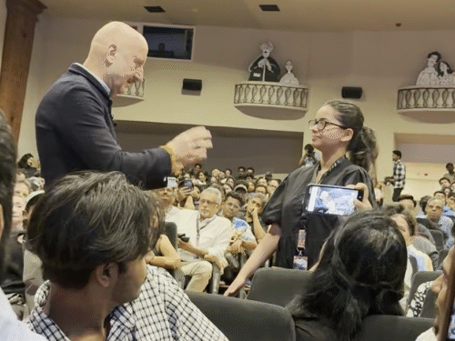 अनुपम खेर मास्टरक्लास के दौरान स्टूडेंट से बात करते हुए।