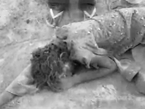 खून से लथपथ युवक जमीन पर पड़ा, जिसकी गर्दन और आंख पर चाकू से हमला किया गया।