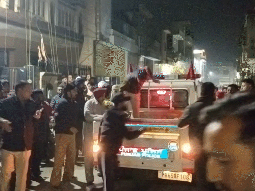 बच्ची के शव को पोस्टमॉर्टम के लिए लेकर जाती पुलिस।