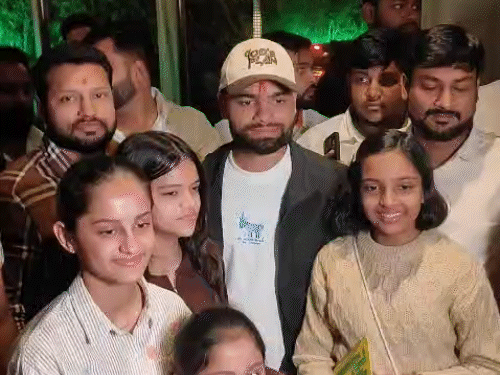 बिलासपुर रिंकू सिंह के साथ बच्चों ने भी फोटो क्लिक करवाई।