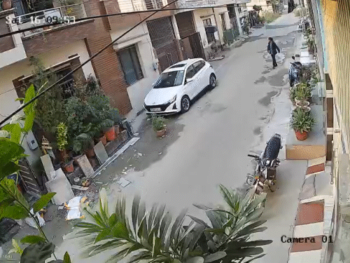 सीसीटीवी में जाती दिखी लड़की।