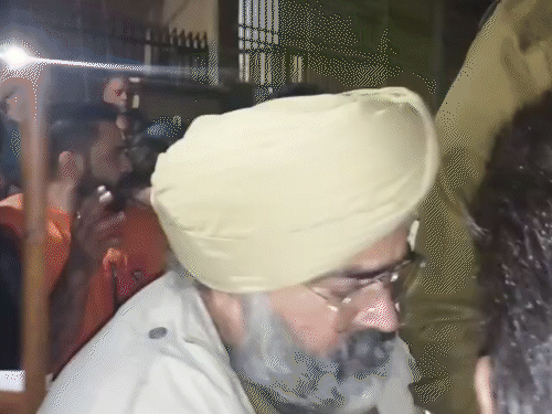 आरोपी को भीड़ से बचाकर पुलिस ने हिरासत में लिया।