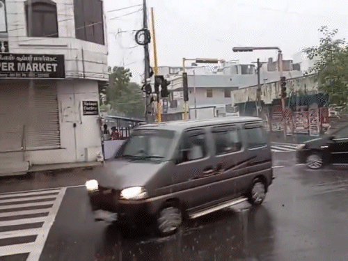 बंगाल की खाड़ी में बने कम दबाव के क्षेत्र के कारण पुडुचेरी के कुछ हिस्सों में रविवार सुबह से झमाझम बारिश हो रही है।