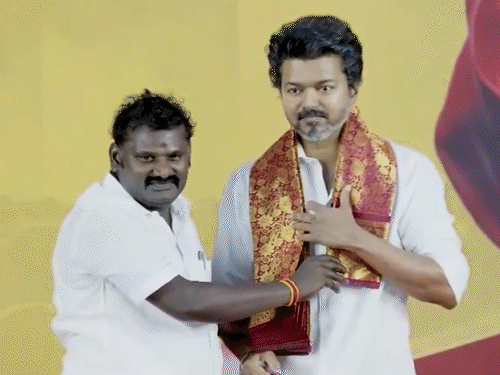 विजय ने कांचीपुरम जिले के सुंगुवरचट्टीराम में एक एजुकेशनल इंस्टीट्यूशन के इनडोर ऑडिटोरियम में कैडर, फैंस और लोकल लोगों को एड्रेस किया। - Dainik Bhaskar