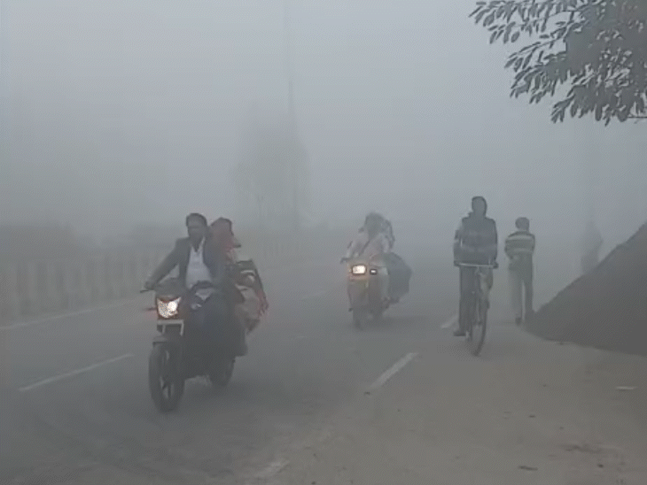 बरेली में सुबह हाईवे पर भीषण कोहरा देखने को मिला। इसके चलते वाहनों की रफ्तार धीमी हो गई।