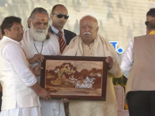 RSS प्रमुख मोहन भागवत को ज्ञानानंद महाराज ने सात घोड़े वाली पेटिंग भेंट की।