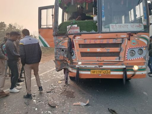 शाहजहांपुर में कोहरे के चलते रोडवेज बस और डीसीएम की टक्कर हो गई। हादसे में 3 लोग घायल हो गए हैं।