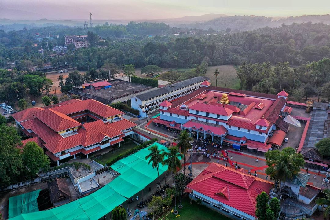 दक्षिण कन्नड़ जिले के शहर धर्मस्थल में नेत्रवती नदी के तट पर बने मंदिर को श्री क्षेत्र धर्मस्थल के नाम से भी जाना जाता है ।