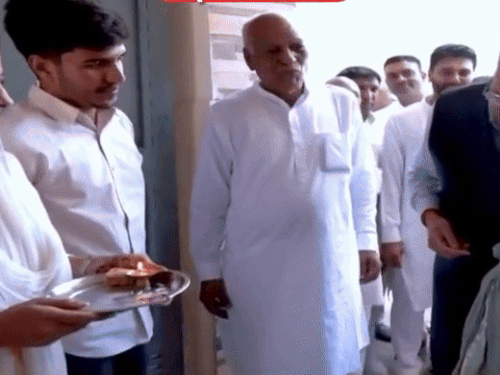 हिसार के गांव पेटवाड़ में दिवाली पर अपने घर आए थे जस्टिस सूर्यकांत।