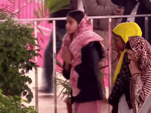 धार्मिक समारोह में पहुंच रही संगत हाजिरी लगाते हुए।