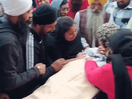 लड़की को संस्कार के लिए ले जाने से पहले विलाप करते परिजन। - Dainik Bhaskar