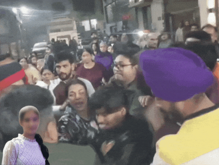 आरोपी को पिटाई करती भीड़ और इनसेट में 13 वर्षीय नाबालिग बच्ची की फाइल फोटो। - Dainik Bhaskar