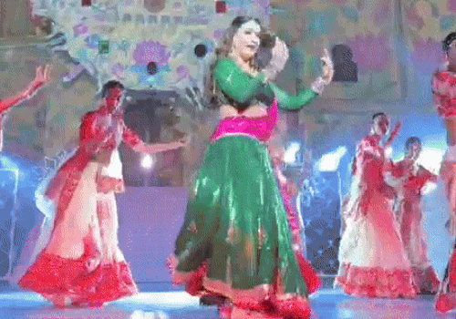 उदयपुर की रॉयल वेडिंग में बॉलीवुड स्टार्स का जमावड़ा है। लगातार दूसरे दिन शनिवार को माधुरी दीक्षित ने कई राजस्थानी सॉन्ग पर परफॉर्म किया।