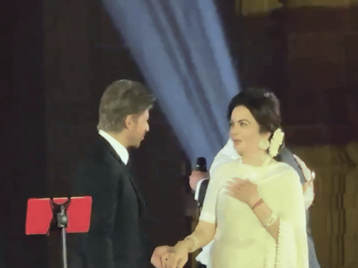 After the performance, Shahrukh Khan held Nita Ambani's hand and helped her come down from the stage.