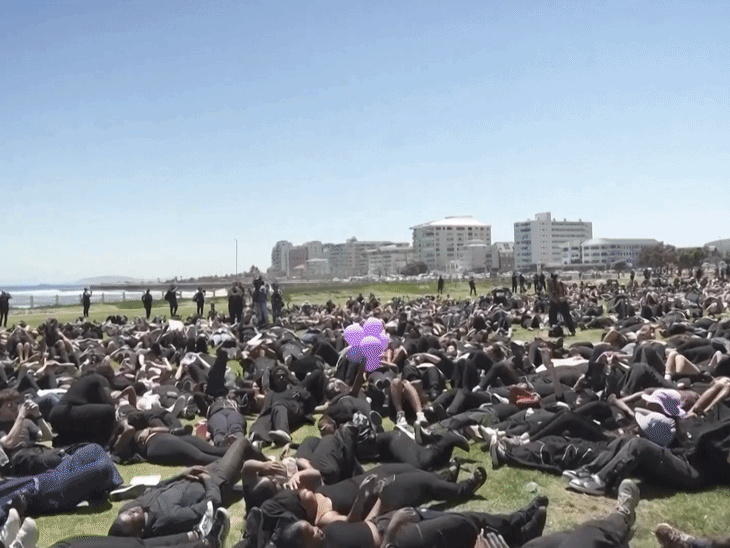 सार्वजनिक जगहों पर लेटकर महिलाओं के खिलाफ हिंसा का विरोध करती महिलाएं।